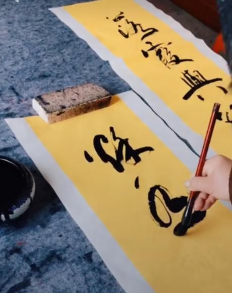 一次，雍正还是皇子的时候，到杭州微服私访，他见一书生卖字，书法很是不错！西湖