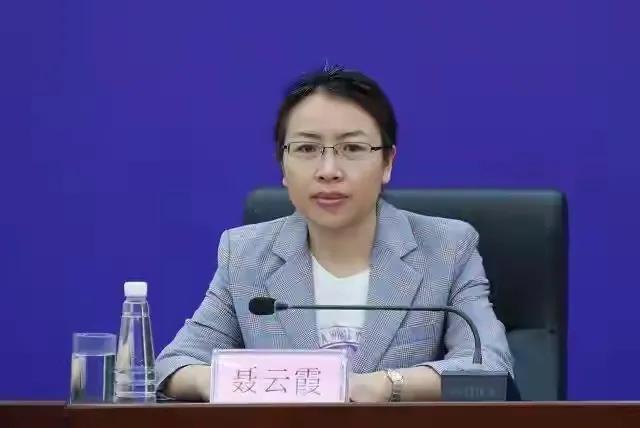 一脸正气太会装，人前风光人后慌。以权谋私终落网，悔恨交加泪汪汪。据江西省纪