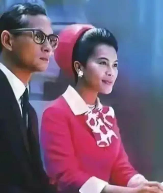 老国王一生一世只有诗丽吉王后一个女人，老了的他气色还是不错的。相较之下，泰王太多