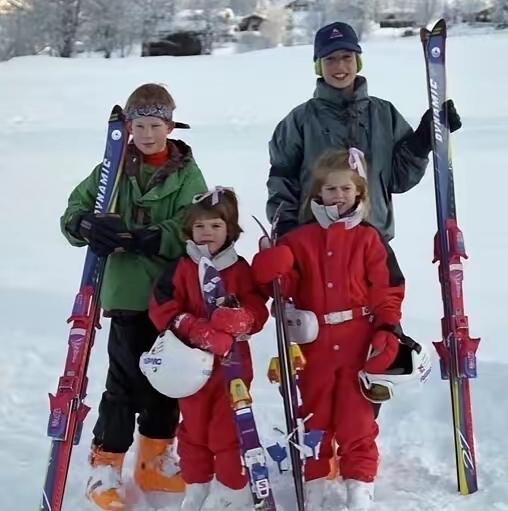 这四个王室的孩子，最终还是走向了“决裂”！威廉和哈里，与碧翠丝和尤金妮是堂兄妹