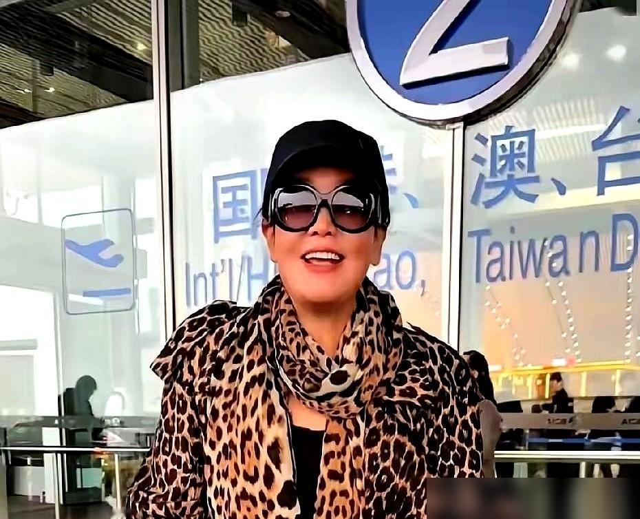 全网以为张兰出国是给新儿媳让位？我告诉你，这是一场教科书级的领地屠杀。68岁