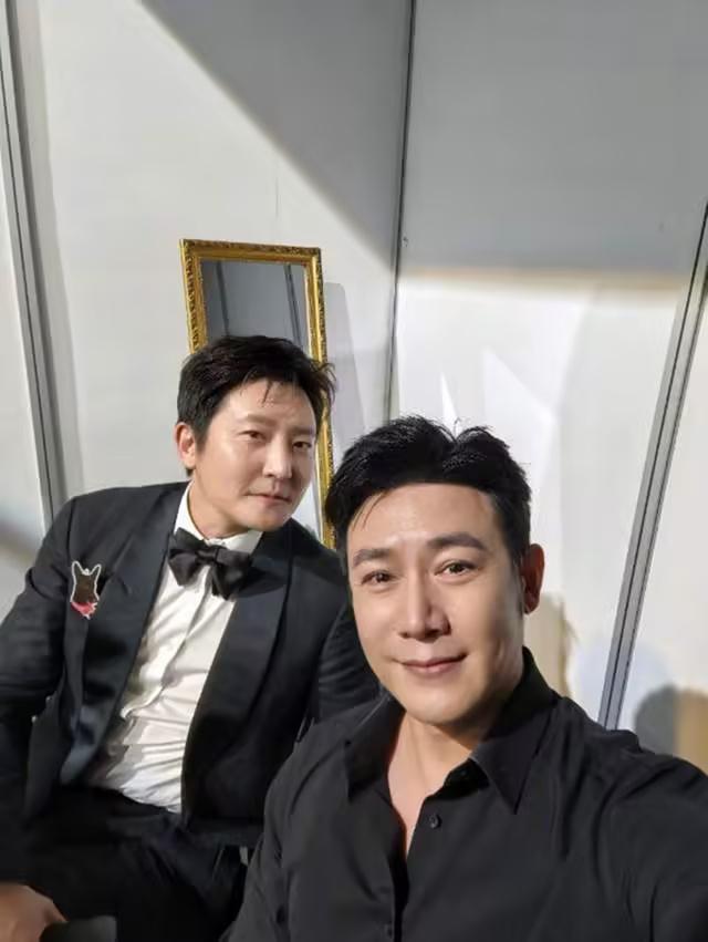 以前郭京飞采访有说过，丈母娘最喜欢姐夫陆毅这个大女婿，因为以前陆毅特别帅，情商还