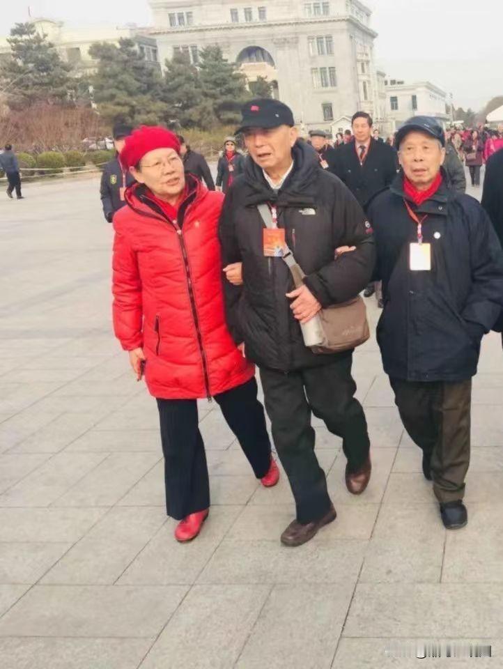 缅怀毛主席！永远不忘毛主席！12月26日是毛主席诞辰132周年纪念日，全国人民都