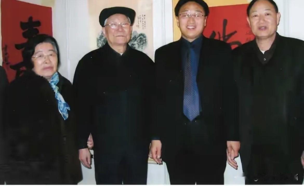 1998年，原山东省委书记苏毅然同志（左二）八十周岁寿辰时与夫人张俊良（左一）和
