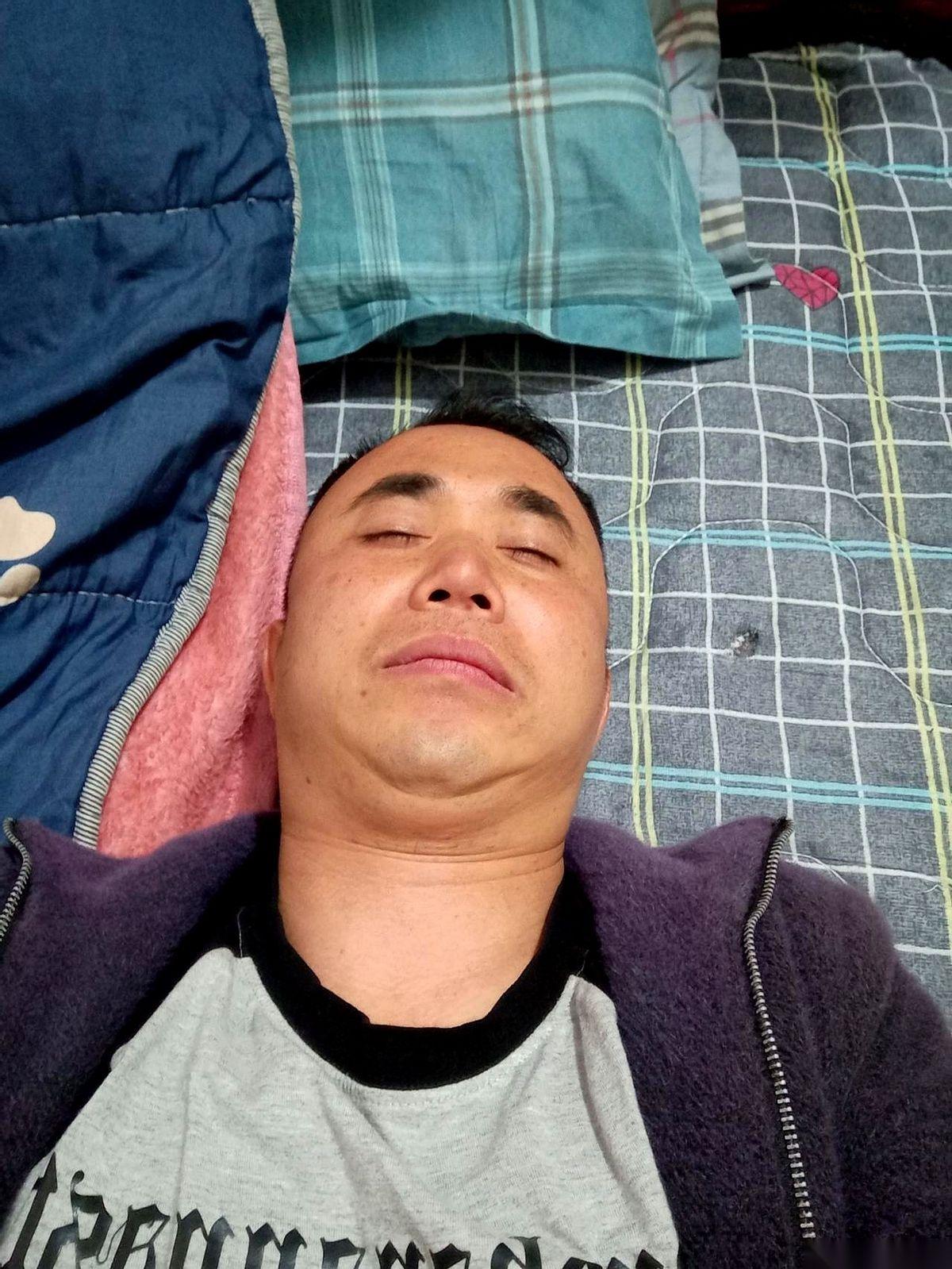 手机屏幕亮了一下，又暗下去。银行余额那几个数字，像钉子一样戳在那。我攥着手机，