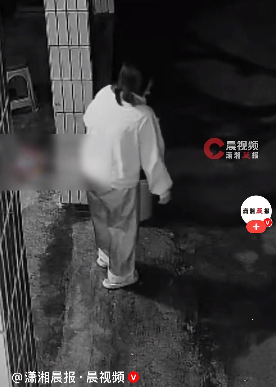 近日，四川一家里老父亲病重，一直是兄弟姐妹轮流贴身照顾，中秋节当天，哥哥姐姐、家