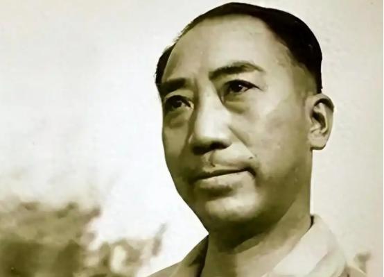 在抗战时期，王耀武每次去重庆见老蒋，戴笠总要请他吃饭。有一次，酒菜刚摆上，戴笠就