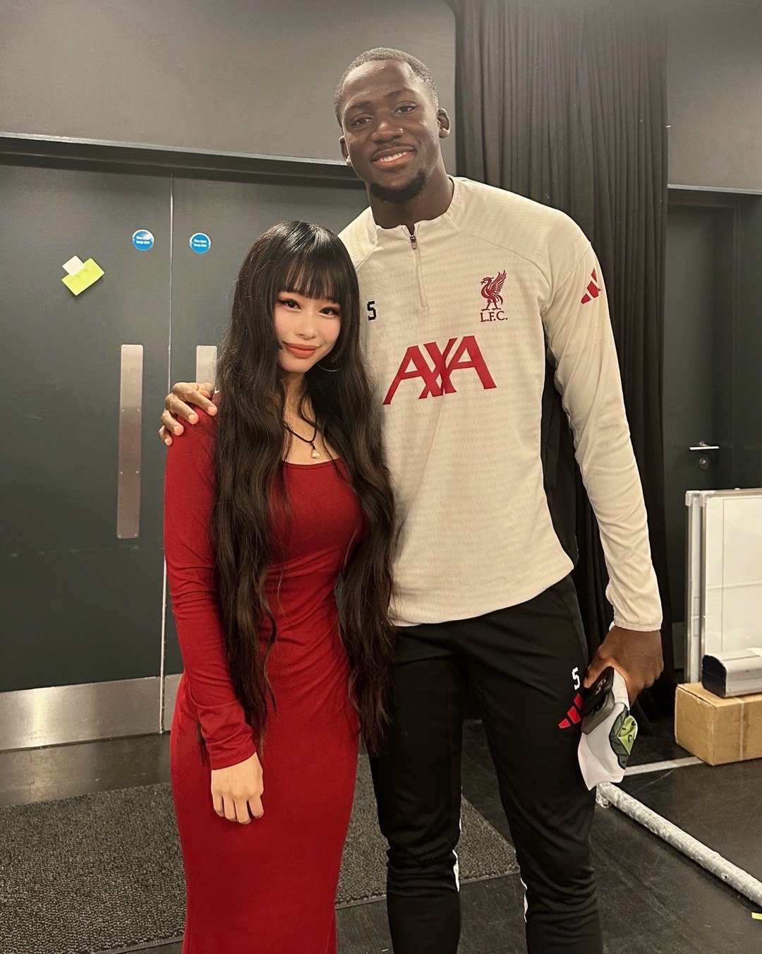 范戴克很好奇动漫有什么好看的，所以让科纳特给他推荐一部，我问范戴克他有没有真的去