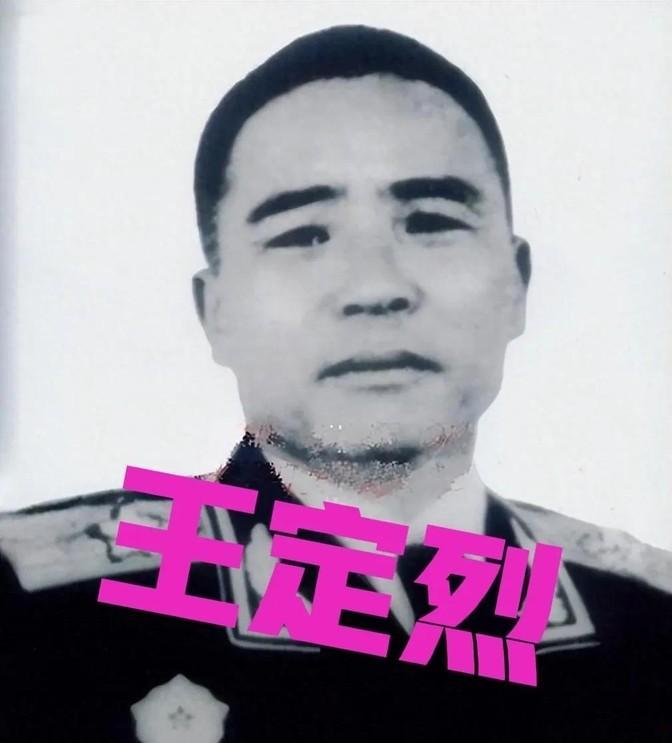 1937年，一护士正帮一名西路军伤员擦洗伤口。突然，她“啊”的一声尖叫，捂着嘴，