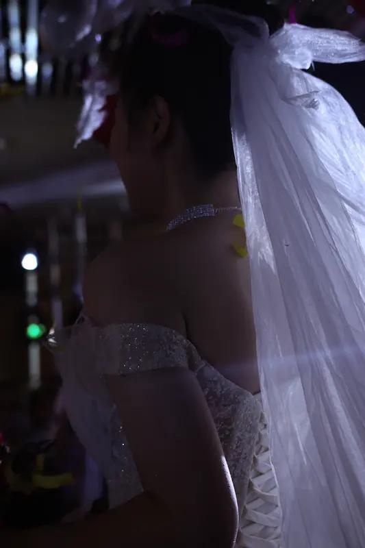 印尼一婚礼因新郎外貌爆火家人们！刷到这场印尼婚礼我直接看傻了！新娘穿粉色传统