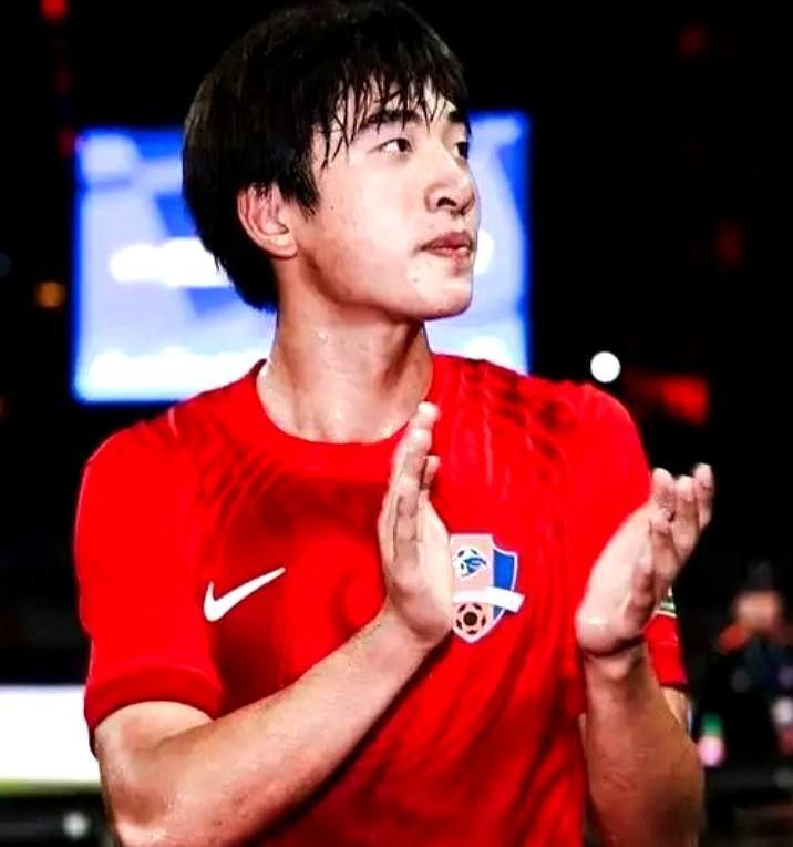 五大联赛马上又要出现中国球员的身影了。18岁的魏祥鑫刚签下法甲欧塞尔。季前赛