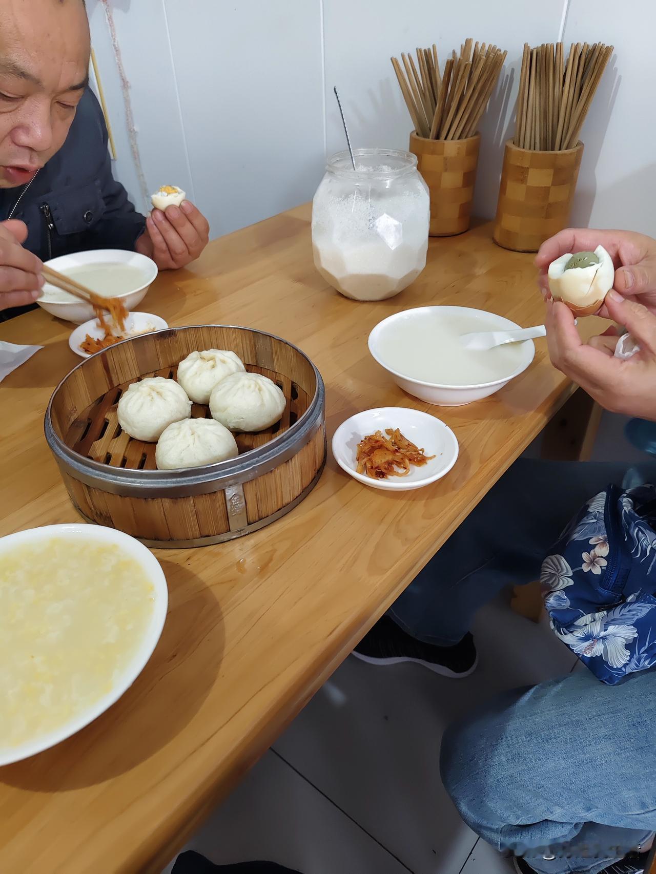 说说我今天给姐姐安排的一日三餐。今天早餐，我们在菜市附近的一家小店吃酱肉包。这