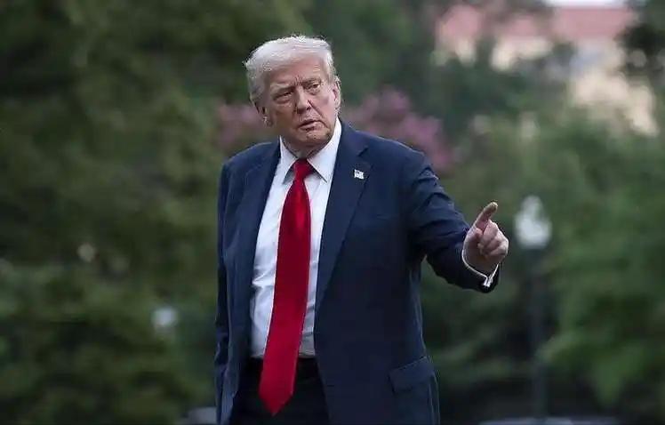 嚣张至极！当地时间2月2日，特朗普的一番话简直让全世界震惊。他不光想要把加拿大变