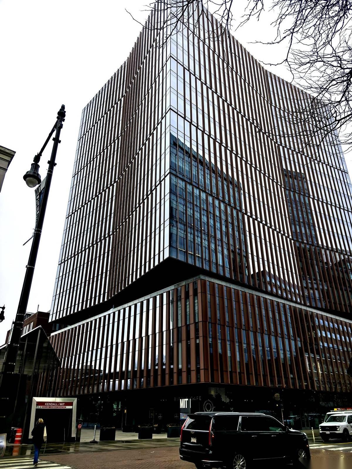 带女儿站在麻省理工学院（MIT）门口，她小脸一绷，眉头拧成个疙瘩，很认真地甩出一