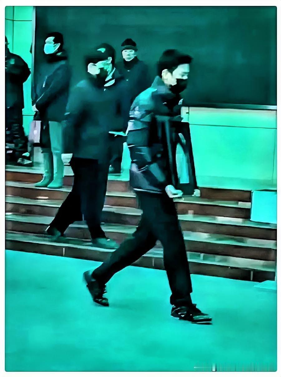 许何这孩子24岁也不小了这次在母亲何晴的告别仪式上也是伤透了心虽