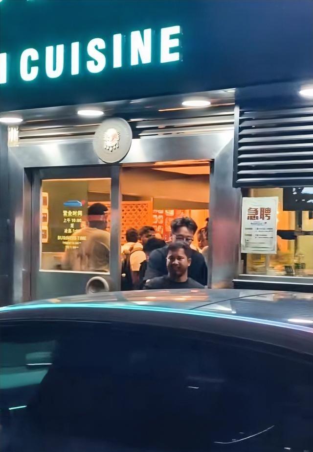 越来越讨厌看中国人把老外带到中国来见世面这种戏码了。近年来，一些中国网红博主