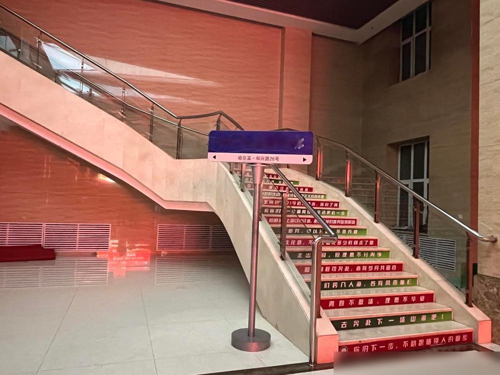 下午六级监考，考六级的比四级多，考场多出很多。今儿在考场转了一圈，发现30个考生