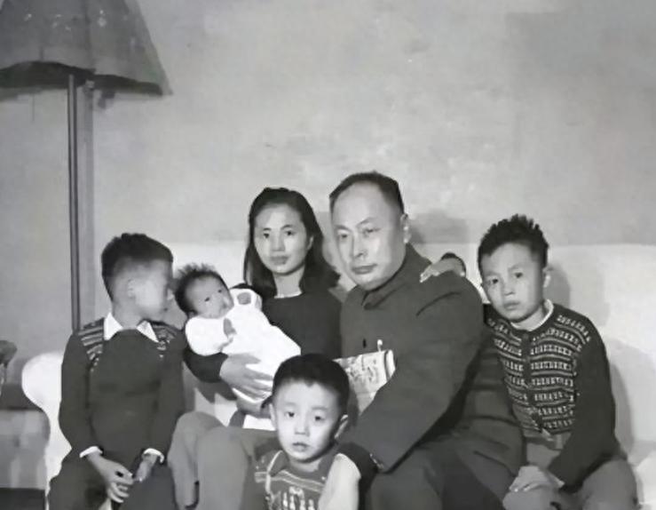 1974年，陈毅夫人张茜病重弥留之际，盯着三个儿子只说了一句话：“妹妹不