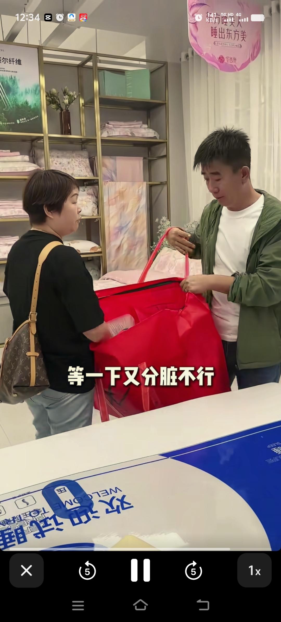 叶锐聪妈妈那个红色的大手提包，成了她拍视频的绝佳道具。今天，叶锐聪妈妈和发财弟一