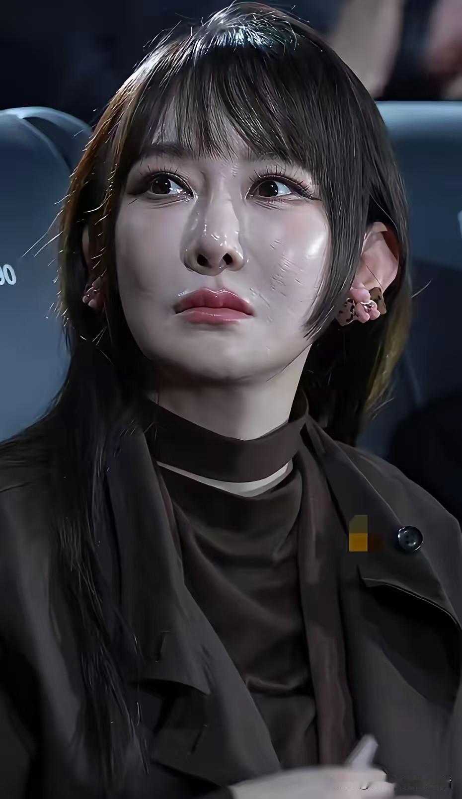 论请一个好化妆师的重要性！歌手萨顶顶最新照片曝光，网友评论五花八门，褒贬不一