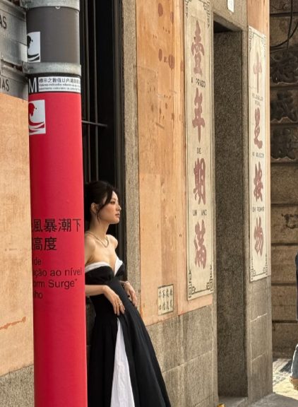 徐若晗换礼服了，第二套造型真的超好看，整体状态特别在线，简单看一眼就觉得很惊艳，