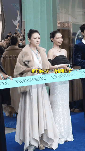 钟楚曦又被说抢C位了[捂脸哭]还疑似把人家章子怡给惹不高兴了。最近蒂芙尼线下