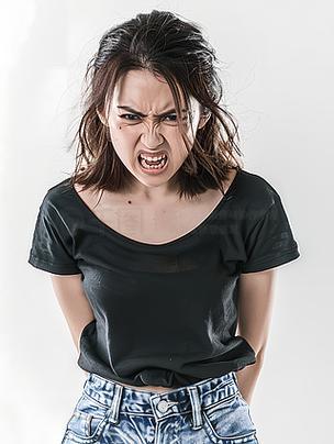 男孩告诉女孩说，领了结婚证，我就把18万8彩礼凑齐，女孩信了。两个人都在一个村