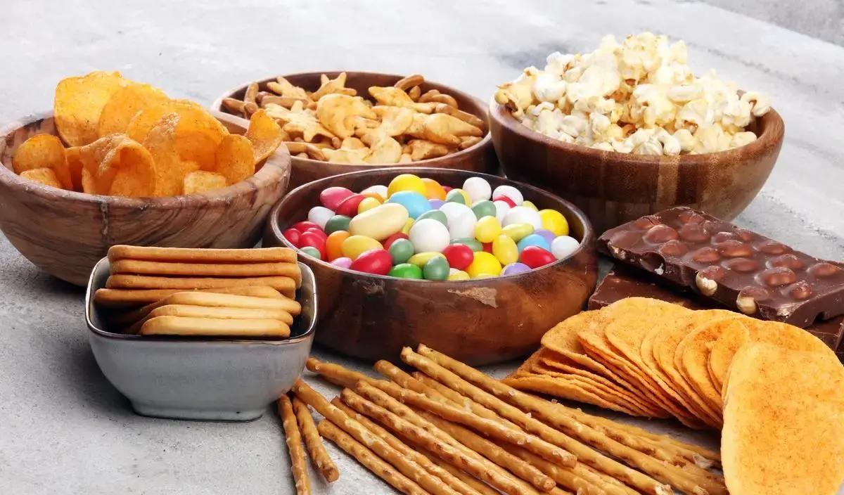 很多人晚上刷牙后还忍不住吃点东西，结果睡前刷牙等于白干。五十多岁大叔明明早晚