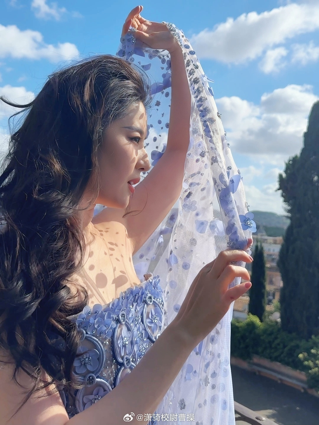 刘亦菲抵达巴黎看秀期待刘亦菲闪耀巴黎