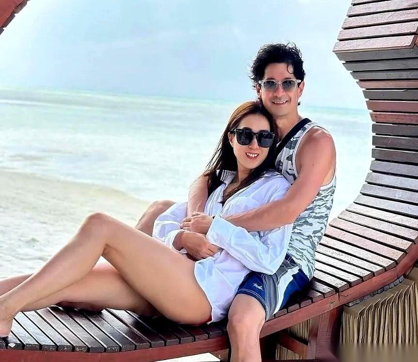 前脚还在媒体面前夸老公、说要拼四胎，后脚就直接闹离婚、撕财产，还搞得全网沸沸扬扬