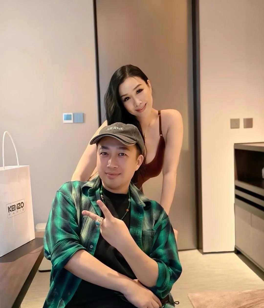 55岁钟丽缇和于正聚餐，她的身材太好了，