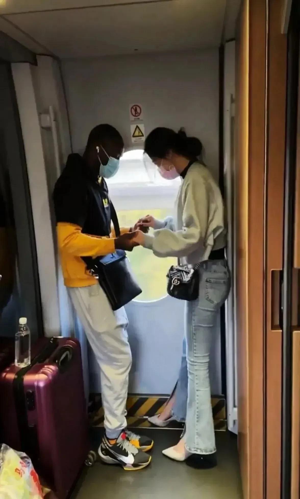 在火车上看到这一幕，感觉到无语，美女图什么啊。。。[笑着哭]