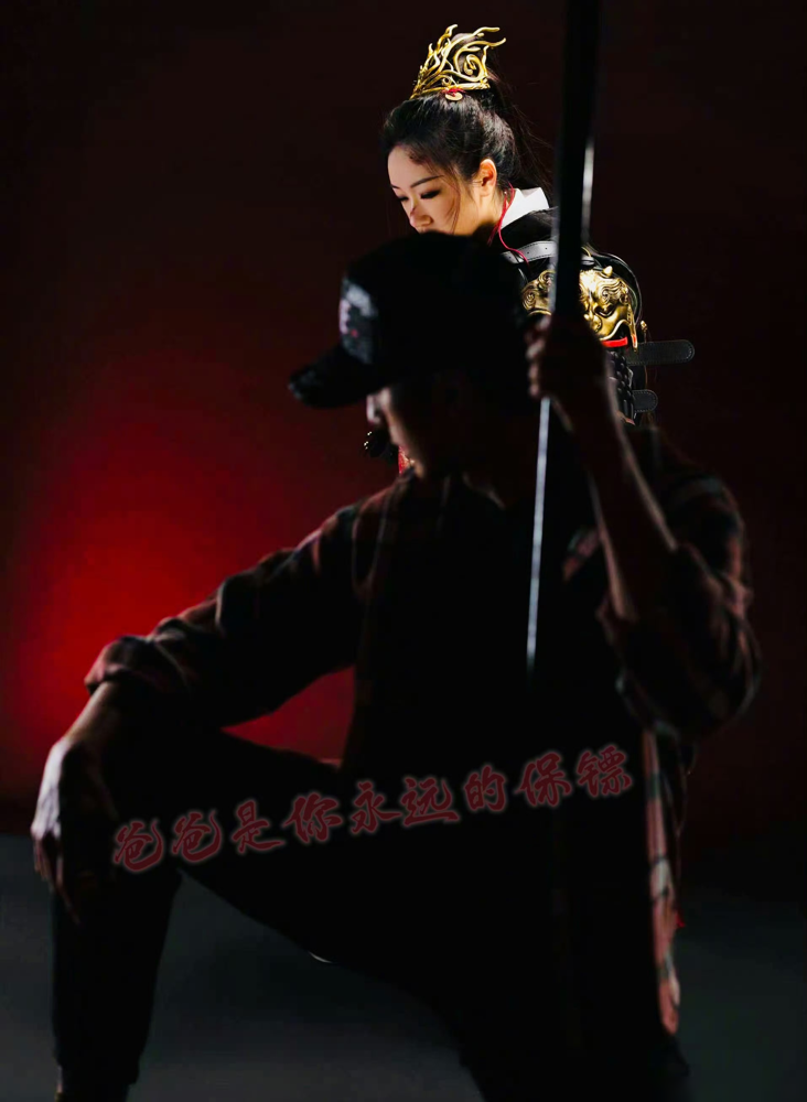 15岁NeiNei穿着女将军铠甲的照片，吴尊给炸出来了。这姑娘真敢穿，眼神里的杀气藏都藏不住。三岁半