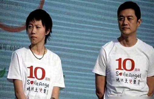 最近窦靖童在伦敦开演唱会，她妹妹李嫣去现场看她。演出中间窦靖童突然说今天是妹