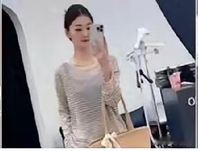 陈亚南离开朱小伟后，在欠民间借贷被强制执行，卖车卖东西还债。​现在的服装店生