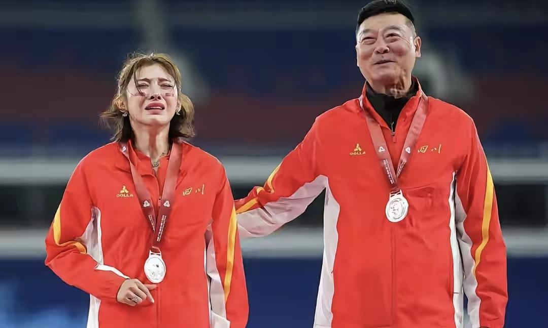 看吴艳妮在领奖台上仰头哭的样子，谁心里能不咯噔一下。她太想拿块金牌了。亚运