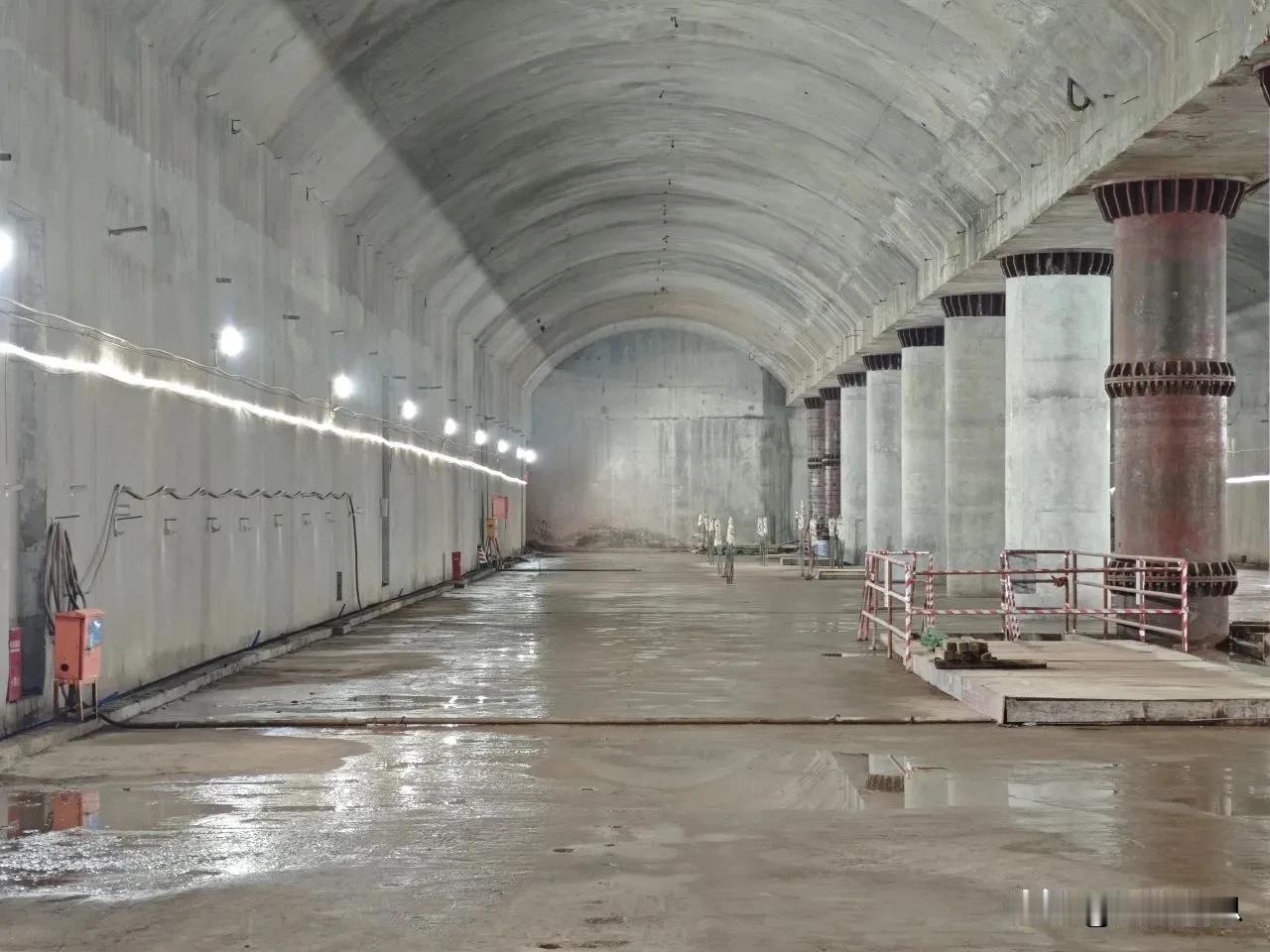 跟即将开通运营的地铁10号线首通段、地铁12号线首通段不同，这两条首通段整体是新