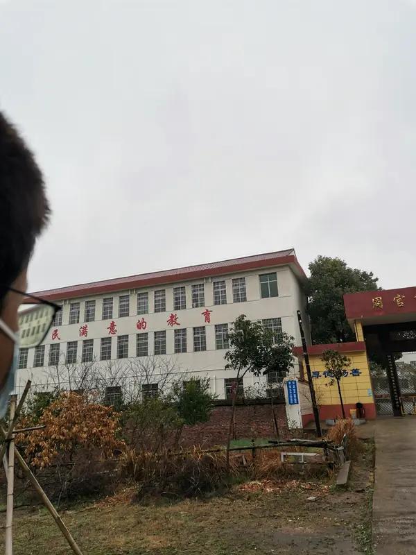 同事邓老师，上个世纪八十年代的中师生，教龄四十一年，再过两个月，邓老师就要退休了