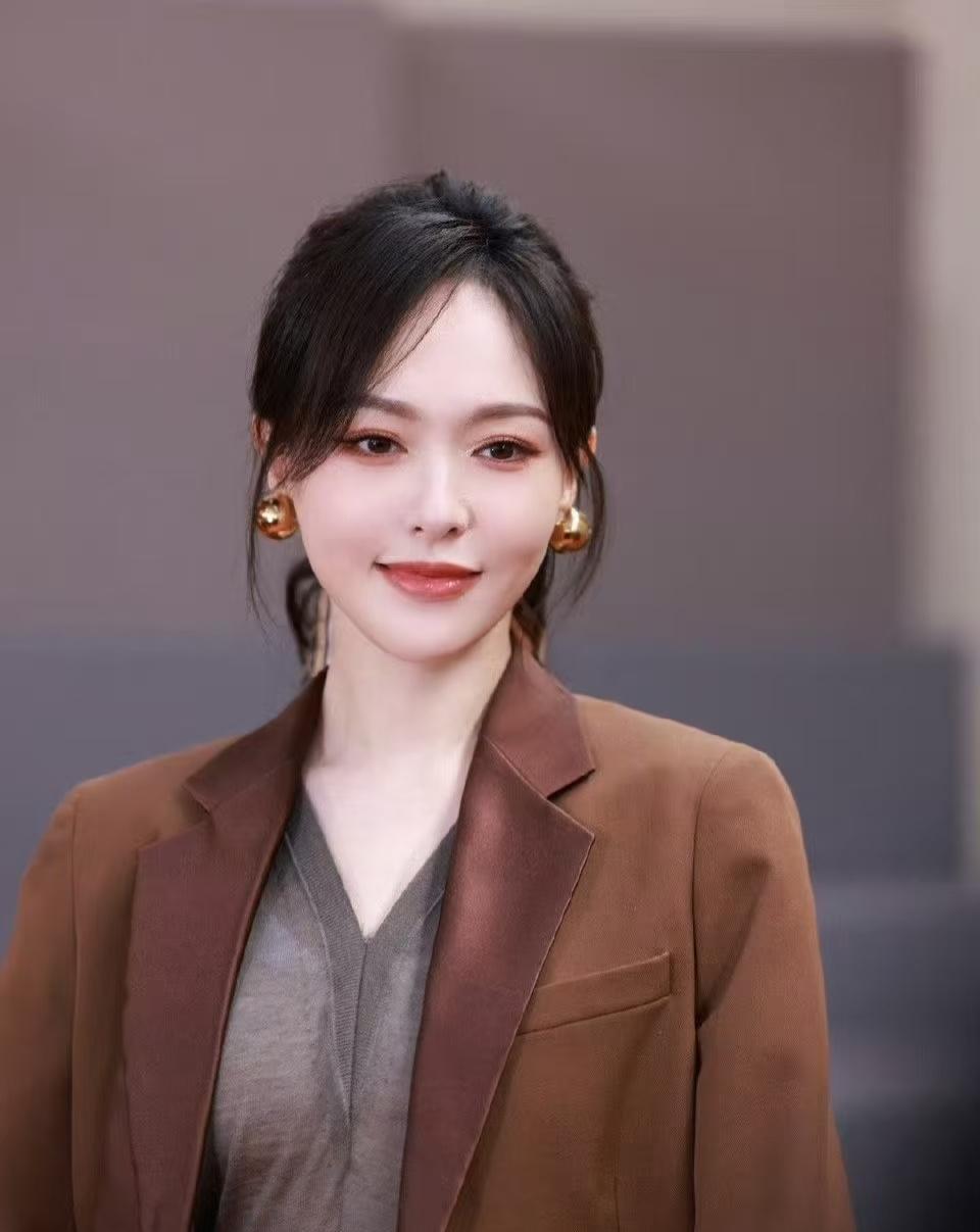 果然还是观众懂审美。我问闺蜜，现在女星这么多为啥偏偏唐嫣的脸总是会被说是有一
