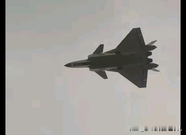 F35b推力大概18吨，这一个引擎等于一个F35B的推力，俩肥35的推力推威龙，