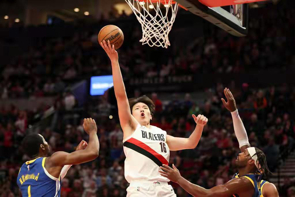 北京时间10月15日NBA季前赛，开拓者再战勇士，杨瀚森出战20分钟，11投4中