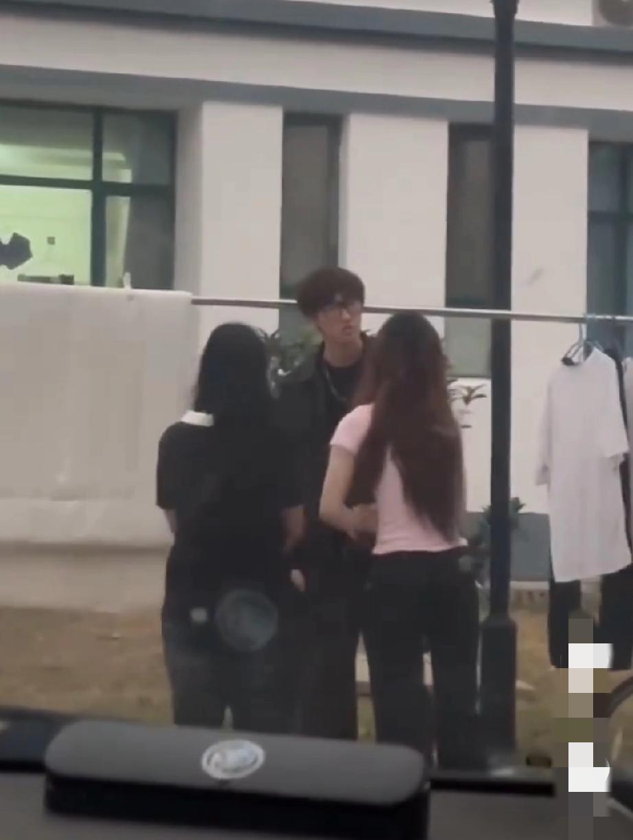 山东某职业大学发生一起因情感纠葛引发的打斗事件。疑似男生脚踏两只船，两女生抓住