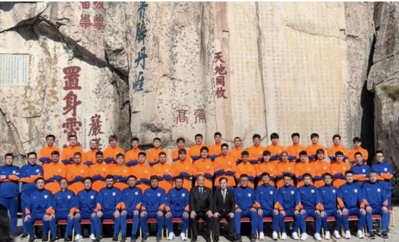山东泰山取消了25年来的传统，赛季前登泰山的活动。作为外地球迷，我都觉得可惜，