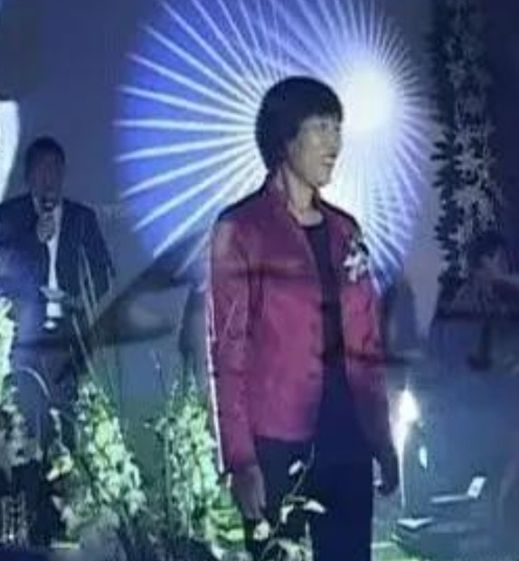 赵本山再婚后，大女儿赵玉芳第一次来他家时，老婆马丽娟全程耷拉脸，没和赵玉芳说一句