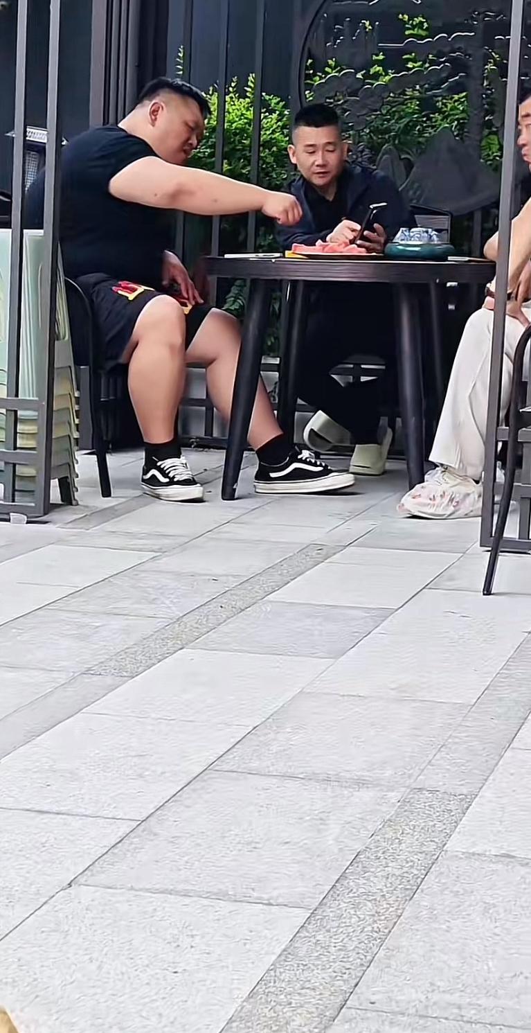 沛县大网红二哥的儿子刘正，是真能吃啊！也不知道这点随谁。他去看望沛县仁义大哥拓瑞
