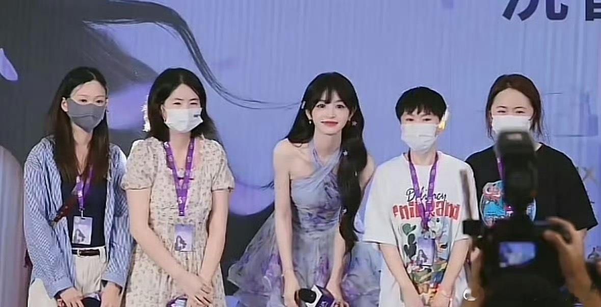 女明星就是不一样啊，人堆里最亮眼的那个​​​