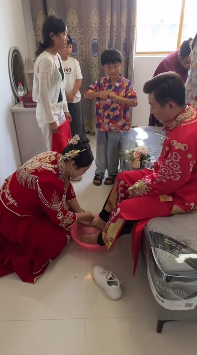 第一次看到倒插门结婚的，女的上门来接亲，这一天应该是这个男人一辈子最幸福的一天吧