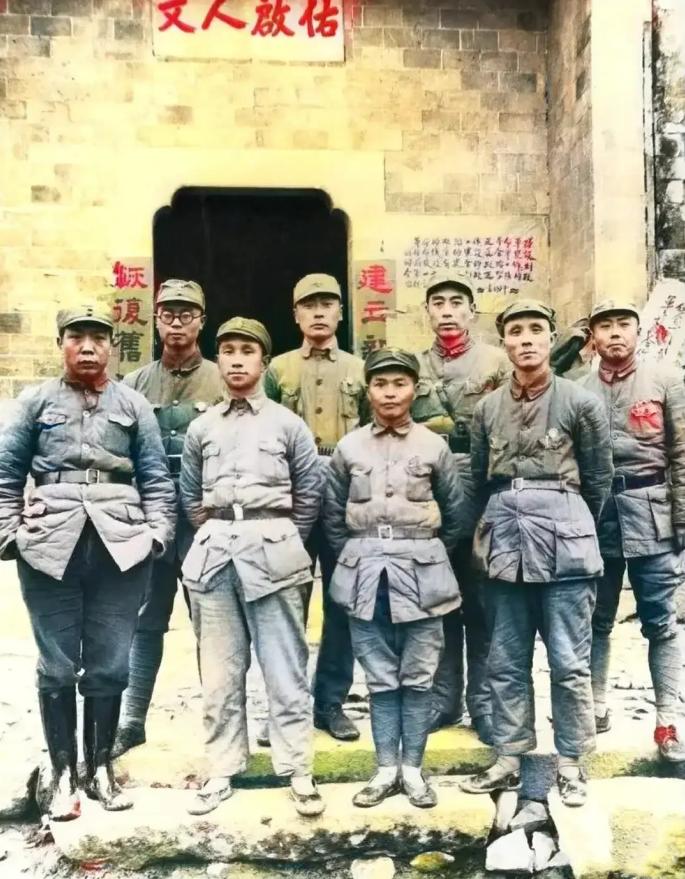 1939年，一张珍贵且鲜为人知的老照片被保留了下来。画面中，陈毅元帅、周总理、叶