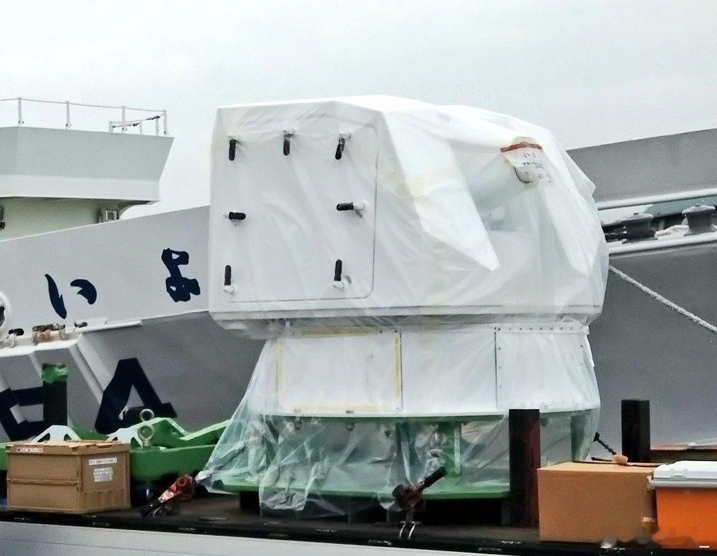 海保PM-54“伊予”号巡视船吊装JM61-RFS型舰炮的炮塔上船。JM61-R