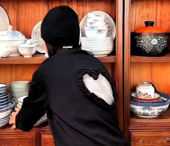 被起诉了就花式拖延，追加的被告挨个磨时间，没辙了竟玩起迁户口的把戏，真当法律是摆